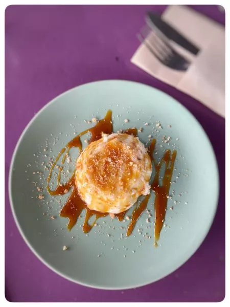 Panna cotta, salsa al caramele e Amaretti duri