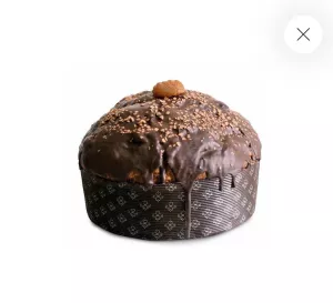 Tranche de panettone artisanal aux marrons glacés glacés
