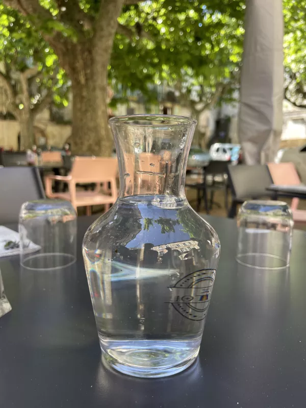 Pichet d'eau du robinet potable à la demande et servit GRATUITEMENT 