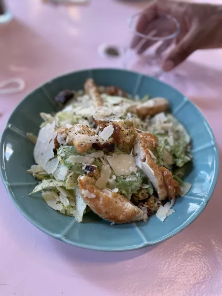 Insalata cesare con petto di pollo arrosto