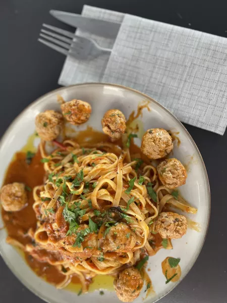 Tagliatelline alle polpette di carne.