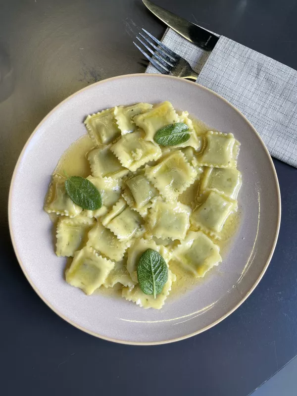 Ravioli di burragine salsa al burro di Salvia