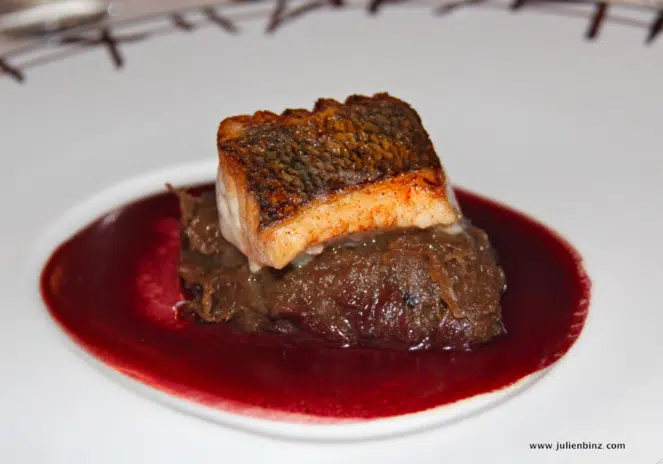 Sandre à la peau croustillante et fondue d'échalotes, sauce au vin rouge